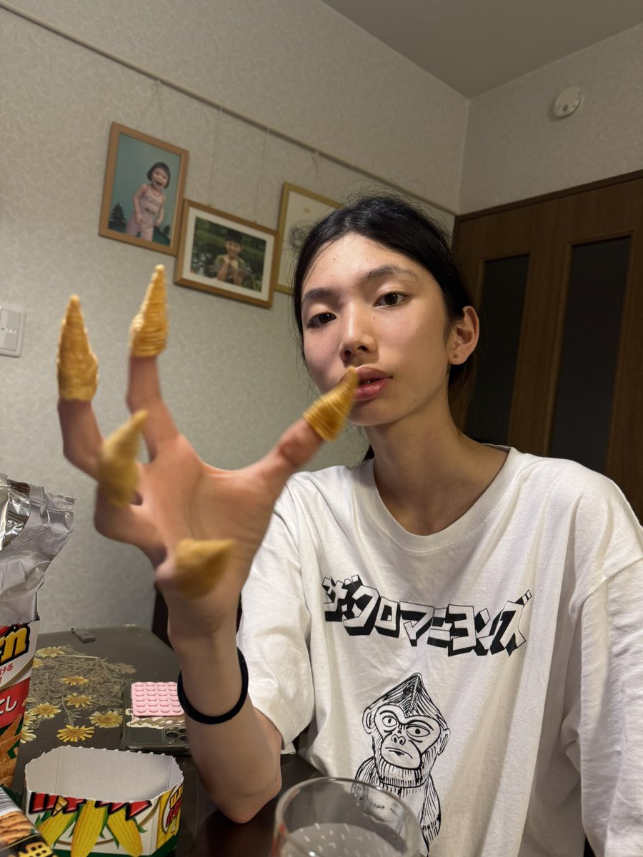 JinKatagiri_now's tweet photo. とんがりコーンを指にはめる15歳…。
#52歳はもうやらない https://t.co/xKSKMdh7tt