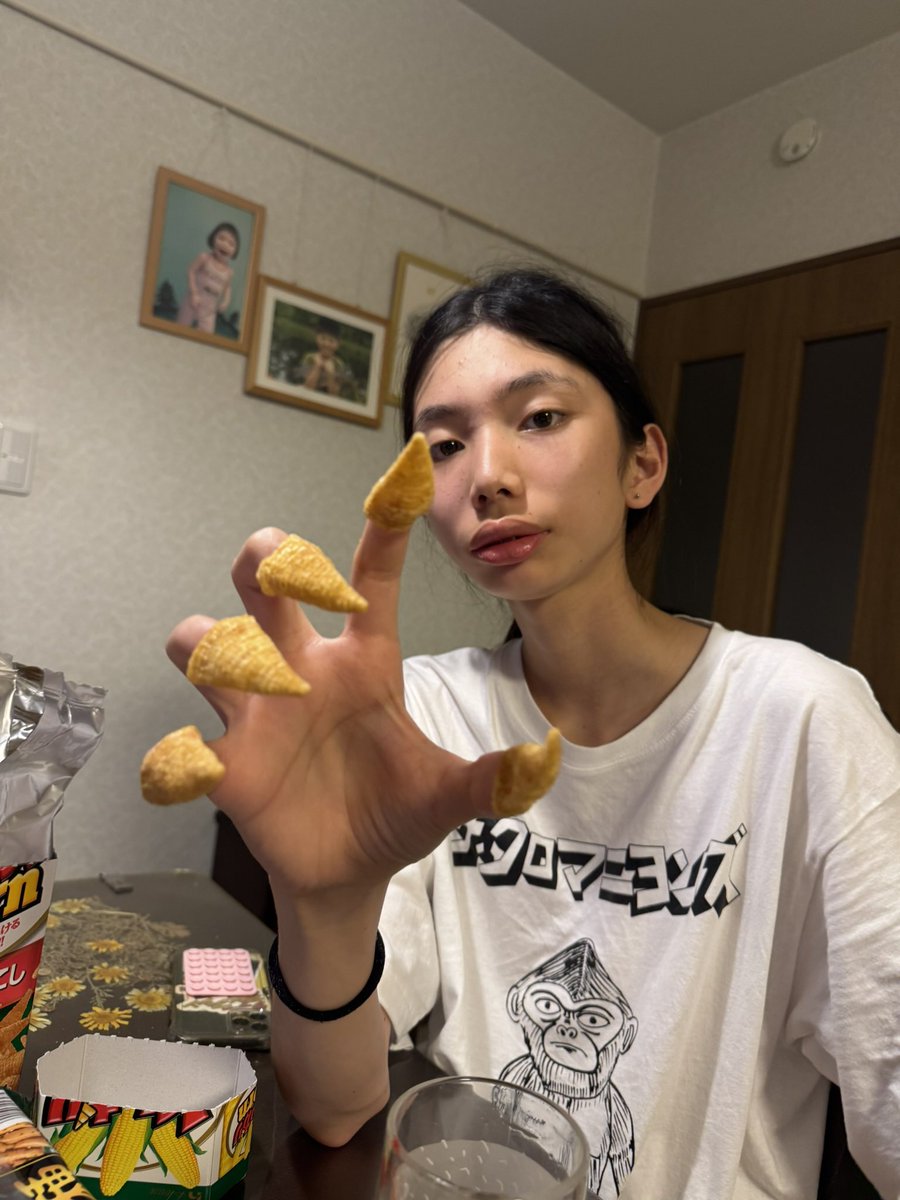 JinKatagiri_now's tweet photo. とんがりコーンを指にはめる15歳…。
#52歳はもうやらない https://t.co/xKSKMdh7tt