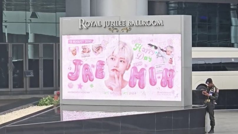 813NJMPROJECT's tweet photo. 𝐍𝐀 𝐉𝐀𝐄𝐌𝐈𝐍 𝐁𝐢𝐫𝐭𝐡𝐝𝐚𝐲 𝐏𝐫𝐨𝐣𝐞𝐜𝐭 𝐓𝐇 𝟐𝟎𝟐𝟔

                 #813WishesForJaemin 

📍 Impact Arena
วันที่ 7-9 สิงหาคม 2026

ตอนนี้ป้ายวันเกิดของคุณแจมินรอบ ๆ อิมแพคได้ติดตั้งครบทั้งหมดเรียบร้อยแล้วค่ะ 🖼️

ตั้งแต่วันนี้ไปจนถึงวันสุดท้ายของแฟนมีตติ้ง ขอเชิญชวนทุกคนมาร่วมเติมเต็มความรัก และสร้างความทรงจำดี ๆ ในเดือนเกิดของคุณแจมินไปด้วยกันนะคะ 🤲🏻💖

อย่าลืมแวะไปถ่ายภาพกับป้ายวันเกิดของคุณแจมิน แล้วติด #813WishesForJaemin มาอวดกันเยอะ ๆ นะคะ ทางบ้านรอชมทุกภาพเลย! 🐰💘

#JAEMIN #재민 #ジェミン