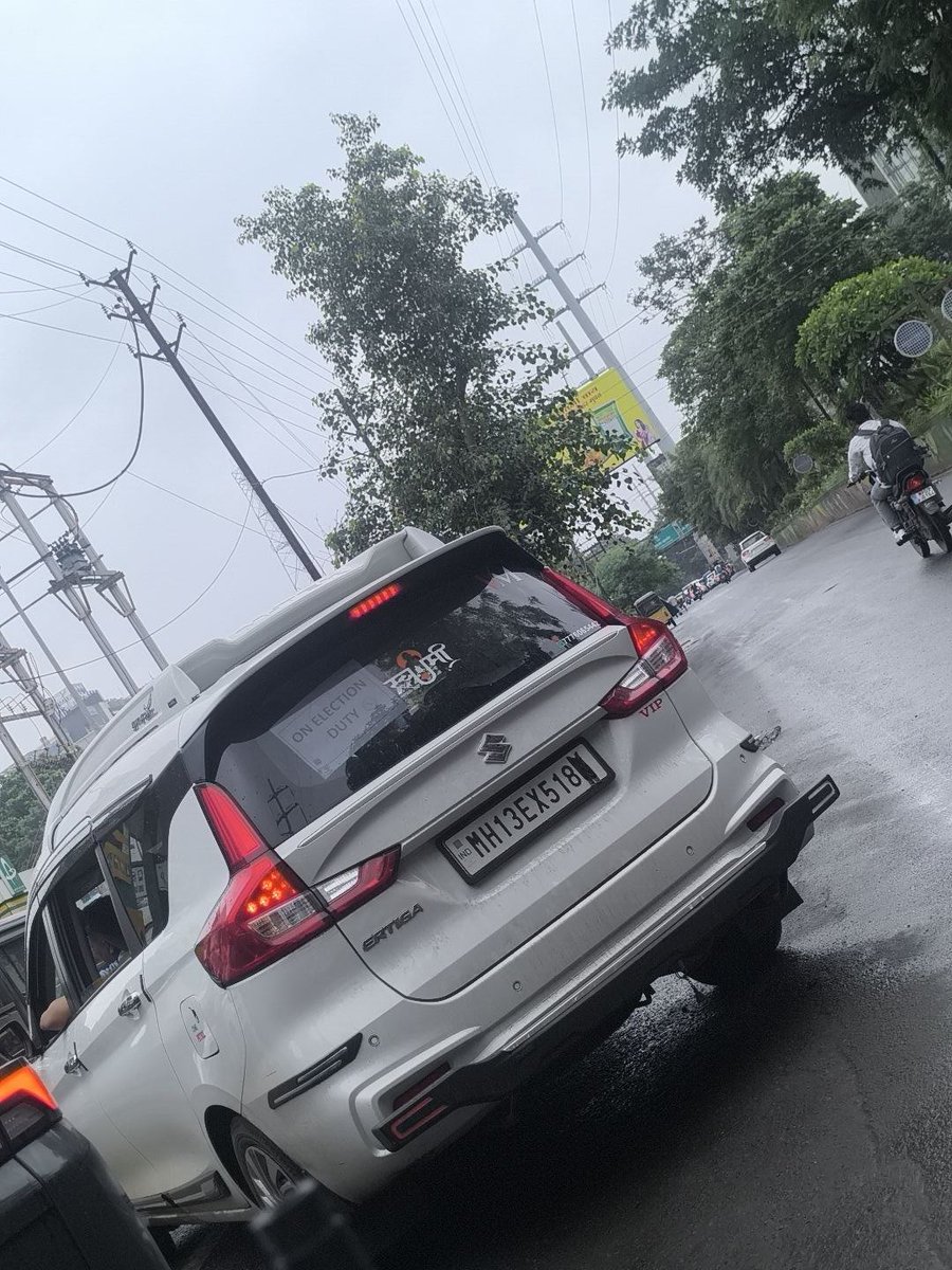 ChouhanSSaab's tweet photo. यह है महाराष्ट्र पुलिस जो की इलेक्शन ड्यूटी पर है ऐसा उनके द्वारा बोला गया, इंदौर के सायजी होटल के पास CNG पंप पर डायरेक्ट आकर CNG डलवाने के लिए बोले बगैर लाइन मै लगे, जब मेरे द्वारा मना कर डिया गया तो पुलिस का नाम लेकर धमकाने लगे, मेने पहले ही इनकी गाडी का नो. प्लेट देखा तो पाया https://t.co/5EZCSJhsQo