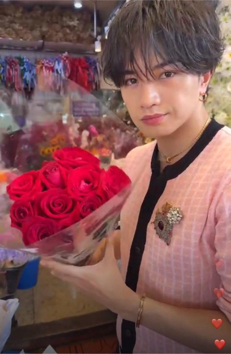 moukona_ty's tweet photo. ゲリラインライびっくりした！
開いたら可愛いピンクのカーディガン来た健人くんがお花屋さんにいておとぎの国のお話かと思いました🤣
疲れてるどころかなんでこんなビジュ最強なの💕
 #中島健人Instagram https://t.co/vk625naTdU