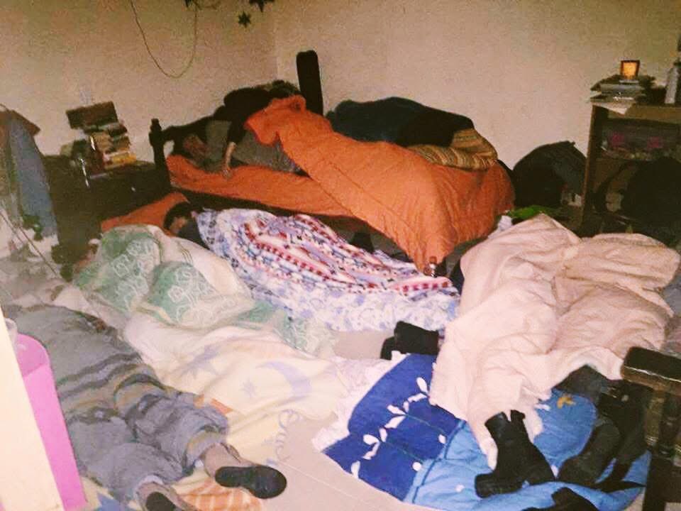 purpurimba's tweet photo. Adjunto evidencia de cómo terminaba mi casita (este era solo mi cuarto) con tal de que nadie se arriesgara regresándose indispuestx 🥹💛😮‍💨🥲 https://t.co/IJCaslgGsN