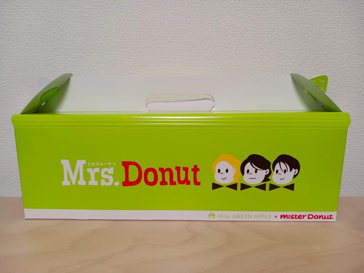 livedoornews's tweet photo. 【ミセス×ミスド】「Mrs. Donut」全4種、店頭販売はきょう7日から
https://t.co/Gp2lrAwUcH

4種を1個ずつ買うと、限定BOX1箱にぴったり収まる。「ミセスドーナツ カスタード＆Ringo Jam」はりんごダイス入りで、外側をホワイトチョコでコーティングした贅沢感のあるドーナツ。 https://t.co/RKvBVf0C39