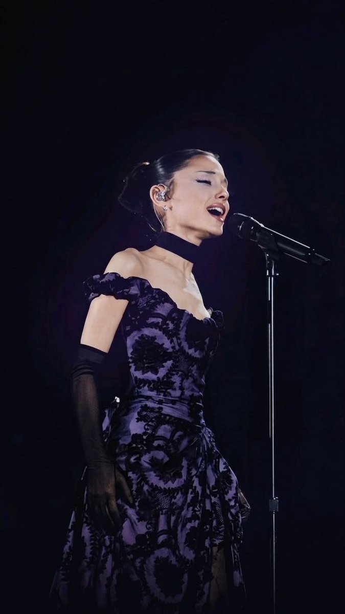 teamarianatorr's tweet photo. Ariana Grande se emociona durante el discurso esta noche del "eternal sunshine tour": 

“Tengo los mejores fans del mundo entero. Gracias por estar a mi lado durante todo este tiempo, desde Honeymoon Avenue hasta Hampstead.” https://t.co/ZgyTGKG5gm