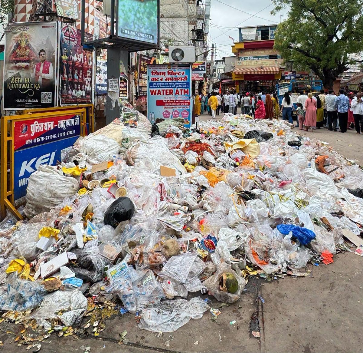 pkt728's tweet photo. विश्व प्रसिद्ध धार्मिक नगरी #khatushyamji के मुख्य बाजार सहित सम्पूर्ण नगर की स्थिति अत्यंत गंभीर है ,बारिश के मौसम में बीमारी और संक्रमण फैलने का खतरा बढ़त�� जा रहा है ,प्रशासन को ध्यान देने की जरूरत है ।
#cleanindiamission https://t.co/XrS6mgLAwV