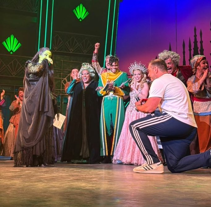 sonoiovalad's tweet photo. tenho pavor de pedidos de casamento em público, mas olha que especial ter seus amigos no palco celebrando o amor de vocês

tipo assim, a myra virou chorando pra melhor amiga dela e perguntou “você sabia? 🥹🥹” e a fabi deu um lencinho pra ela 

AI GENTE NÃO ME AGUENTO 😭😭😭 https://t.co/8CsYzaSdDk
