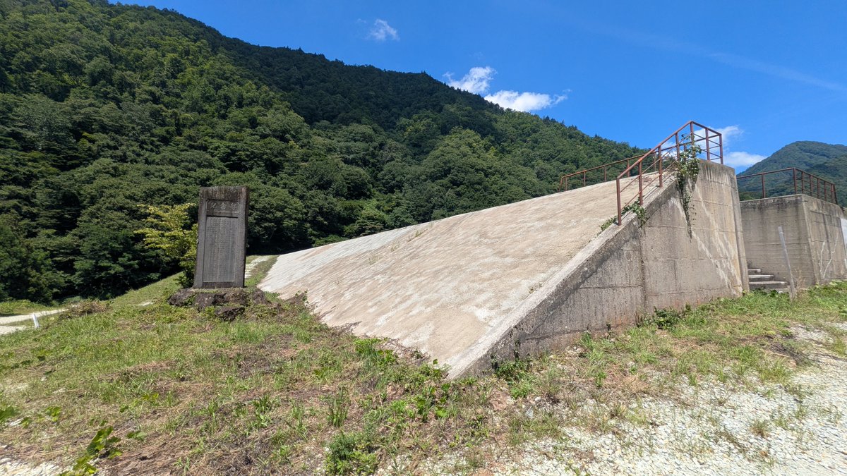 YNbcrt's tweet photo. 一の沢ダム（山形県）！

ロックフィルダムですがロック感は感じられません。下流から眺められるのですが、虫が多くて苦手な私は車から出られませんでした😅
天端はコンクリートで補強されてるのか元々こういう設計なのか、これまた不思議なダムでした😄 https://t.co/zuDLiV5qdI