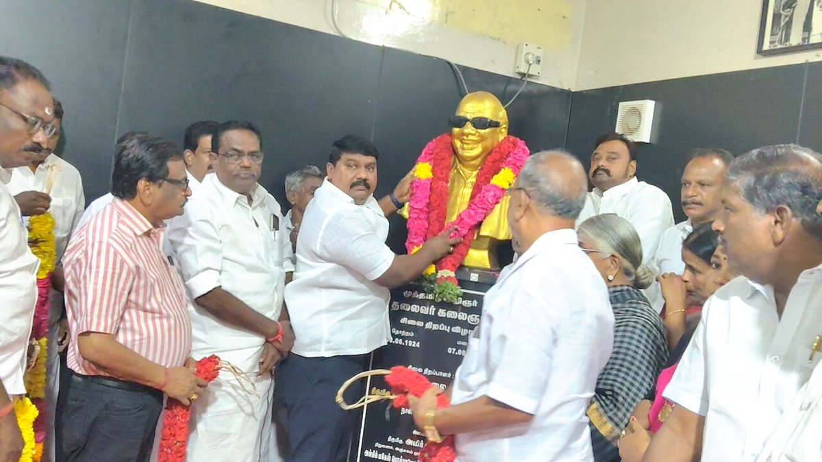 edisonvlk's tweet photo. இன்று முத்தமிழறிஞர் டாக்டர் கலைஞர் அவர்களின் 8-ம் ஆண்டு நினைவு தினத்தை முன்னிட்டு அவர் பிறந்த திருக்குவளை இல்லத்தில் அவரது திருவுருவப் சிலைக்கு மாலை அணிவித்து மரியாதை செலுத்தினோம் https://t.co/dIMYLIPbMW