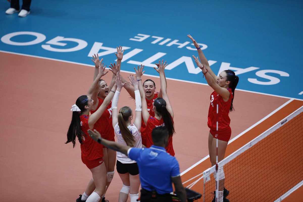 INDChileOficial's tweet photo. Les dejamos algunas imágenes del debut de Chile en el Mundial Femenino Sub 17 de Vóleibol, que por primera vez se disputa en nuestro país.

Nuestras seleccionadas dejaron en la cancha esfuerzo, carácter y un enorme compromiso, representando con orgullo a Chile en la cita. https://t.co/8PPhNvNDMc