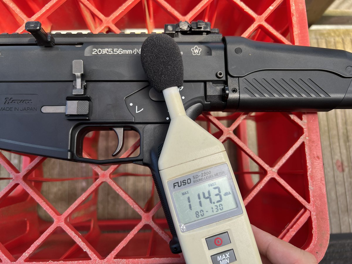 _Gungineer_'s tweet photo. 東京マルイ　20式を撃って感じたのは「音の大きさ」

耳が痛いくらい動作音が大きく、ダンパー真横で114.3dBA、構えた時に耳の位置にあたるストック上で111.3dBAでした(気温31℃、エコガス使用)

COMTACの銃声カットも余裕で働くレベルで、撃つ時は実と同じく耳栓した方が良いと感じました。 https://t.co/kV7lNhwAqF