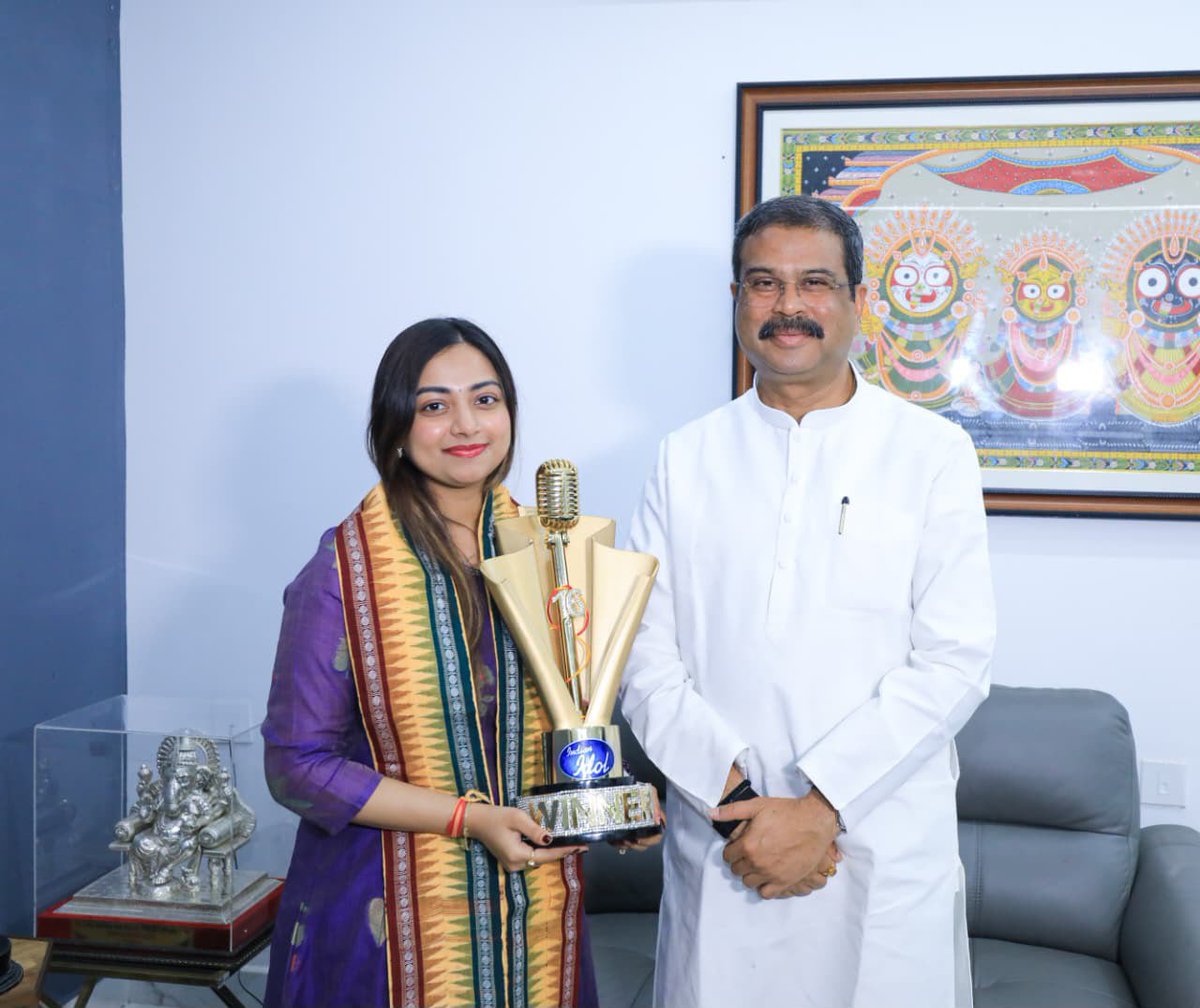 dpradhanbjp's tweet photo. ଇଣ୍ଡିଆନ୍ ଆଇଡଲ୍‌ର ବିଜେତା ଜ୍ୟୋତିର୍ମୟୀ ନାୟକଙ୍କୁ ଭେଟି ଶୁଭେଚ୍ଛା ଜଣାଇଲି । ନିଜର ସୁମଧୁର ସ୍ୱର, କଠିନ ପରିଶ୍ରମ ଓ ସାଧନା ବଳରେ ସେ ସମଗ୍ର ଦେଶରେ ଓଡ଼ିଶାକୁ ଗୌରବାନ୍ୱିତ କରିଛନ୍ତି । ତାଙ୍କର ଏହି କୀର୍ତ୍ତି ଅନେକ ଯୁବପ୍ରତିଭାଙ୍କ ପାଇଁ ପ୍ରେରଣା । ଜ୍ୟୋତିର୍ମୟୀଙ୍କ ଉଜ୍ଜ୍ୱଳ ଭବିଷ୍ୟତ କାମନା କରୁଛି ।  

#IndianIdol16 #JyotirmayeeNayak