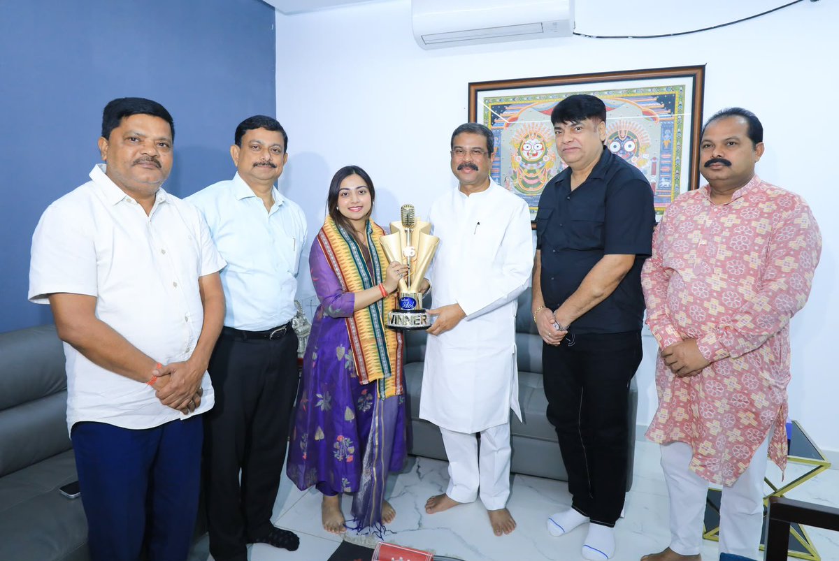 dpradhanbjp's tweet photo. ଇଣ୍ଡିଆନ୍ ଆଇଡଲ୍‌ର ବିଜେତା ଜ୍ୟୋତିର୍ମୟୀ ନାୟକଙ୍କୁ ଭେଟି ଶୁଭେଚ୍ଛା ଜଣାଇଲି । ନିଜର ସୁମଧୁର ସ୍ୱର, କଠିନ ପରିଶ୍ରମ ଓ ସାଧନା ବଳରେ ସେ ସମଗ୍ର ଦେଶରେ ଓଡ଼ିଶାକୁ ଗୌରବାନ୍ୱିତ କରିଛନ୍ତି । ତାଙ୍କର ଏହି କୀର୍ତ୍ତି ଅନେକ ଯୁବପ୍ରତିଭାଙ୍କ ପାଇଁ ପ୍ରେରଣା । ଜ୍ୟୋତିର୍ମୟୀଙ୍କ ଉଜ୍ଜ୍ୱଳ ଭବିଷ୍ୟତ କାମନା କରୁଛି ।  

#IndianIdol16 #JyotirmayeeNayak