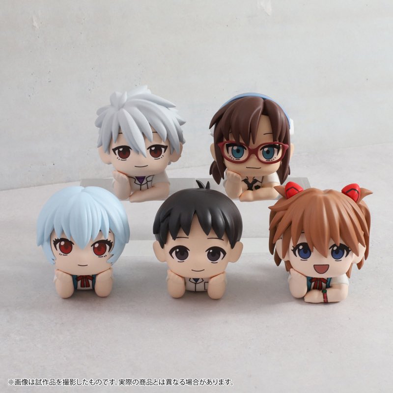eva_store's tweet photo. 【TOKYO-01(池袋)】《再入荷》
ムービックより「りらころ　マスコットフィギュアコレクション」が入荷！

寝転がりながら上を見上げているマスコットフィギュア。
机に飾った時にフィギュアに目線を合わせると、上を見上げてくれているので自然と目が合い、可愛らしく甘えられているようなポージングで日常に溶け込みます💓
小さくて可愛い5人をぜひゲットしてみてください♪

オンラインストアはこちら⬇️
https://t.co/Uh2mC4CHEq

#エヴァストア