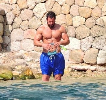 TOPLOVER11_'s tweet photo. Adam Sandler Goes Shirtless During a Beach Day in Spain.🇪🇸 https://t.co/1XjRFhpTkm