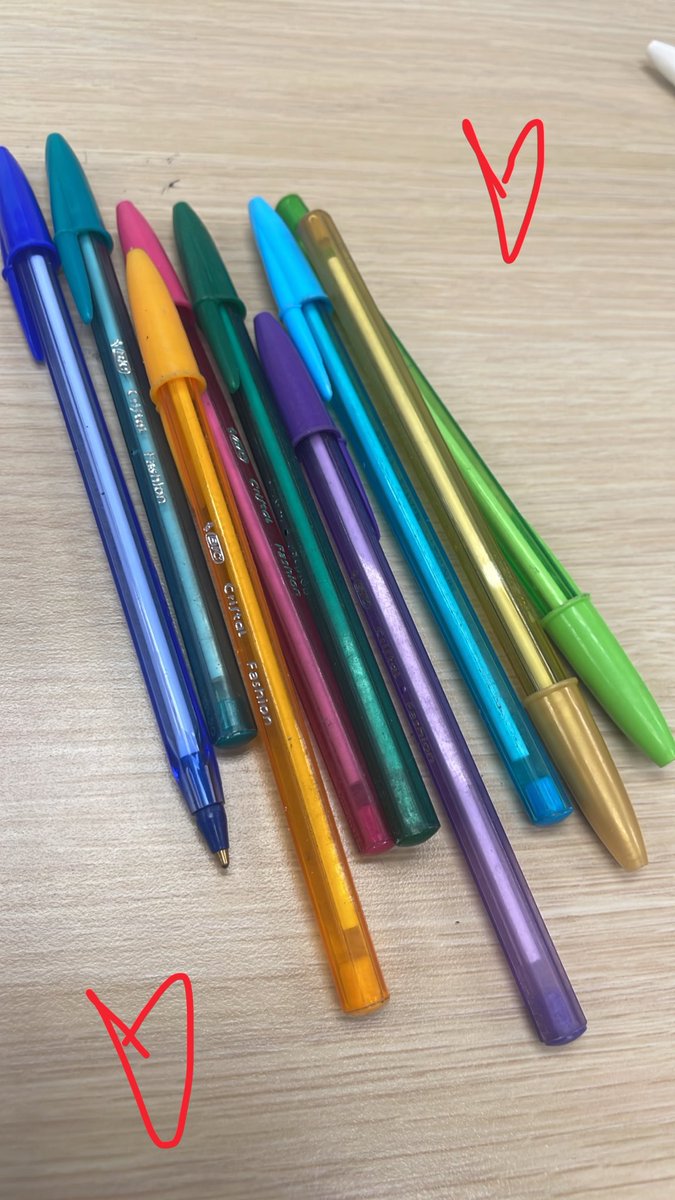 saarafajer's tweet photo. amo como escriben las plumas bic 
long live bics https://t.co/lDI5QhLMqP