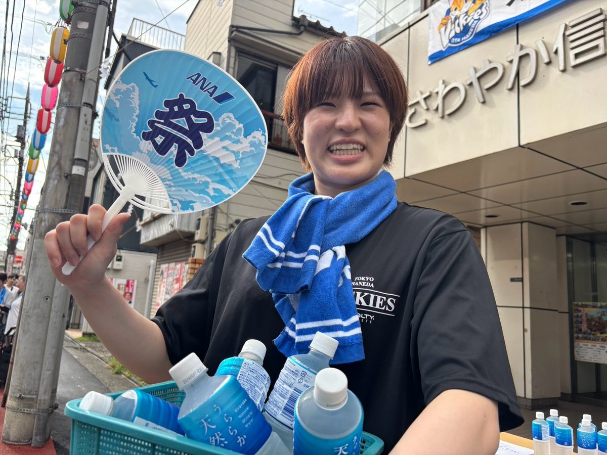 VickiesStaff's tweet photo. 🌻☀️ VICKIES SUMMER PHOTO 📸

選手たちに「夏」をイメージしたお気に入りの一枚を選んでもらいました✨

今回ご紹介するのは…
💙 #45タク
💙 #7ユナ
💙 #25アキラ

それぞれの"夏らしさ"が詰まった写真を、ぜひご覧ください🌺
次回の投稿もお楽しみに👀✨

#東京羽田ヴィッキーズ
#Wリーグ #OTA_CITY
#VFAM
#ElevatingTheLegacy