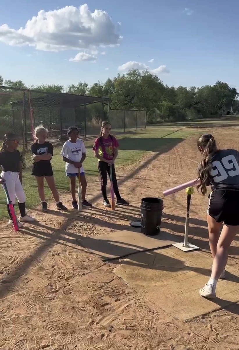 KendalMonreal's tweet photo. Giving back to the game that’s given me so much! I was honored to be invited out to work with the next generation of slappers today. Watching these girls grow with every rep and seeing their confidence build throughout the session was the best part. It was a great reminder that you don’t have to be perfect you just have to get 1% better every day. Thank you, Coach Freddy & Coach Ashton for inviting me and trusting me to work with such an amazing group of Bombers. I had so much fun and can’t wait to do it again! @16UAcademy @BombersKennedy @KristiMalpass @coach_L0pez @bombers_fp @softballhype @DiamondAddicts @PrepSoftball @ExtraInningSB @D1Softball @mmidnight1000 @tagupSoftball @DfwSho