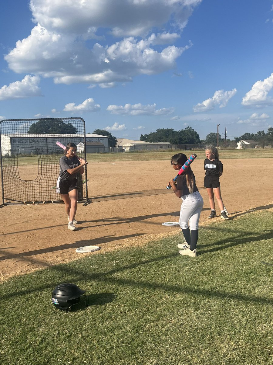 KendalMonreal's tweet photo. Giving back to the game that’s given me so much! I was honored to be invited out to work with the next generation of slappers today. Watching these girls grow with every rep and seeing their confidence build throughout the session was the best part. It was a great reminder that you don’t have to be perfect you just have to get 1% better every day. Thank you, Coach Freddy & Coach Ashton for inviting me and trusting me to work with such an amazing group of Bombers. I had so much fun and can’t wait to do it again! @16UAcademy @BombersKennedy @KristiMalpass @coach_L0pez @bombers_fp @softballhype @DiamondAddicts @PrepSoftball @ExtraInningSB @D1Softball @mmidnight1000 @tagupSoftball @DfwSho