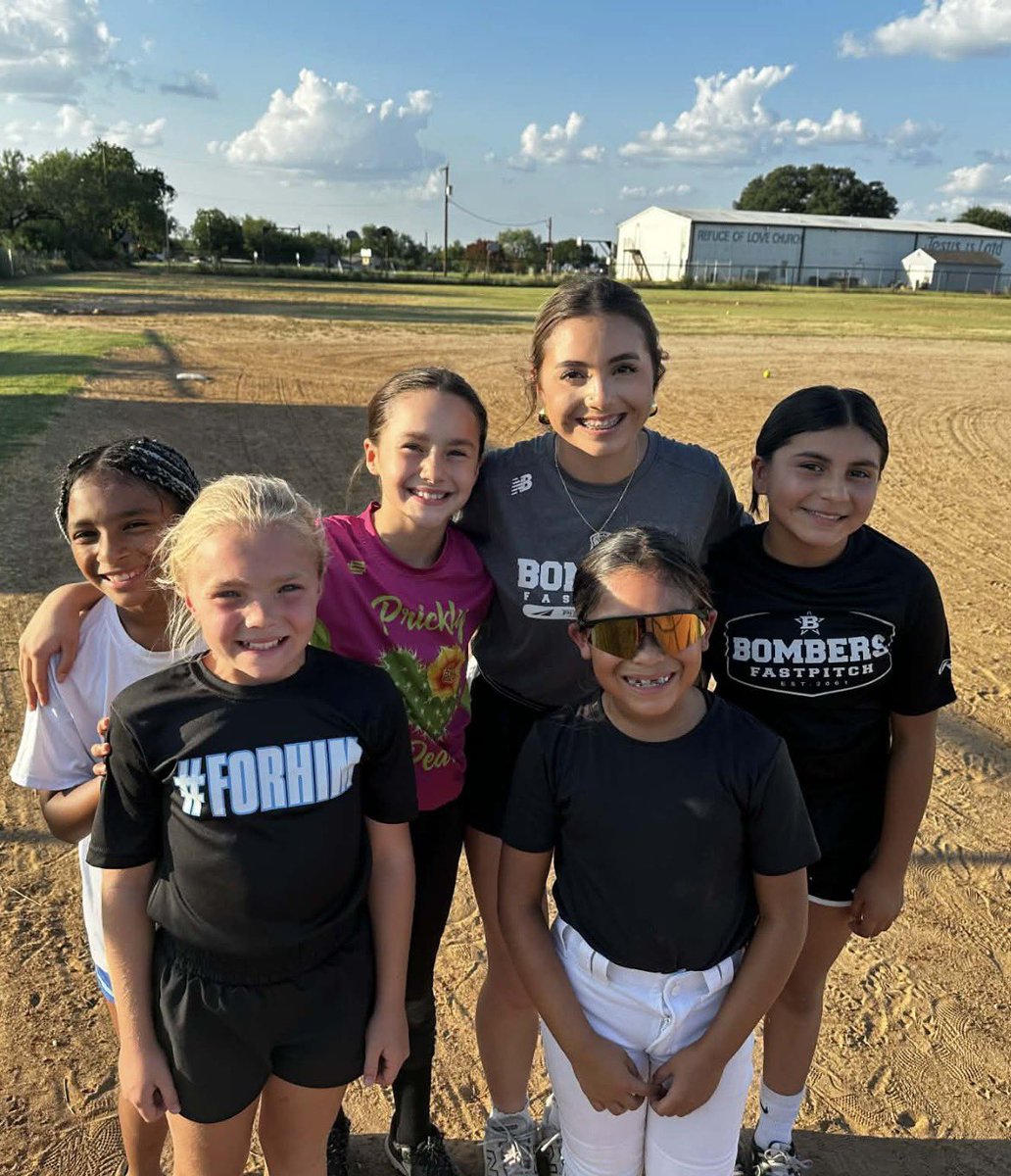 KendalMonreal's tweet photo. Giving back to the game that’s given me so much! I was honored to be invited out to work with the next generation of slappers today. Watching these girls grow with every rep and seeing their confidence build throughout the session was the best part. It was a great reminder that you don’t have to be perfect you just have to get 1% better every day. Thank you, Coach Freddy & Coach Ashton for inviting me and trusting me to work with such an amazing group of Bombers. I had so much fun and can’t wait to do it again! @16UAcademy @BombersKennedy @KristiMalpass @coach_L0pez @bombers_fp @softballhype @DiamondAddicts @PrepSoftball @ExtraInningSB @D1Softball @mmidnight1000 @tagupSoftball @DfwSho