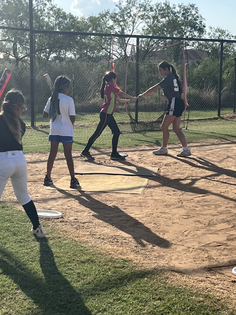KendalMonreal's tweet photo. Giving back to the game that’s given me so much! I was honored to be invited out to work with the next generation of slappers today. Watching these girls grow with every rep and seeing their confidence build throughout the session was the best part. It was a great reminder that you don’t have to be perfect you just have to get 1% better every day. Thank you, Coach Freddy & Coach Ashton for inviting me and trusting me to work with such an amazing group of Bombers. I had so much fun and can’t wait to do it again! @16UAcademy @BombersKennedy @KristiMalpass @coach_L0pez @bombers_fp @softballhype @DiamondAddicts @PrepSoftball @ExtraInningSB @D1Softball @mmidnight1000 @tagupSoftball @DfwSho