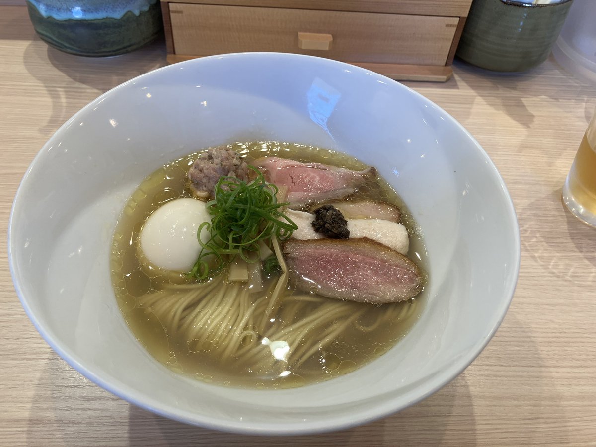 FxsrDL's tweet photo. めーーーーーーーーーーーーーーーーーーーーーーーーーん！

史上最高額（当社比）の一杯を金沢で。

ンマい！
馥郁たるスープにトリュフペースト、肉は5種類‼︎

文句なく美味！

のだが、
駄舌の昭和ヲヤジ向きではないな🤣

最近は年齢のせいか分かりやすい味が❤️なのねん

#金沢麺つみき https://t.co/2jfggy5AME
