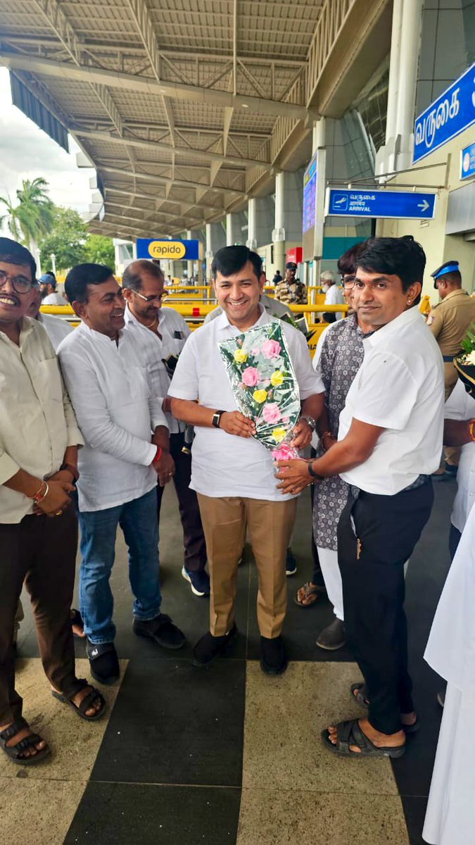 pravinmalibjp's tweet photo. મદુરાઈ અને ચેન્નાઈ મારવાડી માળી સમાજ અને ગુજરાતી માળી સમાજ દ્વારા મદુરાઈ ખાતે આયોજિત સામાજિક કાર્યક્રમમાં સહર્ષ સહભાગી થઈ સમાજના હોદ્દેદારો-આગેવાનો, ભાઈ-બહેનો અને યુવાઓ સાથે વાર્તાલાપ કરવાનો અવસર ખૂબ જ હર્ષસભર બની રહ્યો.

સમાજની એકતા, સંગઠન અને સંસ્કારસભર પરંપરા ખરેખર પ્રેરણાદાયી છે. આપ સૌના પ્રેમ, આદર અને વિશ્વાસ બદલ હૃદયથી આભાર. 

ગુજરાતી અને મારવાડી માળી સમાજના તમામ આયોજકોનો આ સુંદર આયોજન બદલ સહૃદય આભારી છું. આપ સૌનો સ્નેહ અને આશીર્વાદ જનસેવામાં વધુ સમર્પણભાવ સાથે કાર્ય કરવાની પ્રેરણા આપે છે.