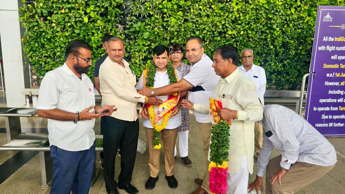 pravinmalibjp's tweet photo. મદુરાઈ અને ચેન્નાઈ મારવાડી માળી સમાજ અને ગુજરાતી માળી સમાજ દ્વારા મદુરાઈ ખાતે આયોજિત સામાજિક કાર્યક્રમમાં સહર્ષ સહભાગી થઈ સમાજના હોદ્દેદારો-આગેવાનો, ભાઈ-બહેનો અને યુવાઓ સાથે વાર્તાલાપ કરવાનો અવસર ખૂબ જ હર્ષસભર બની રહ્યો.

સમાજની એકતા, સંગઠન અને સંસ્કારસભર પરંપરા ખરેખર પ્રેરણાદાયી છે. આપ સૌના પ્રેમ, આદર અને વિશ્વાસ બદલ હૃદયથી આભાર. 

ગુજરાતી અને મારવાડી માળી સમાજના તમામ આયોજકોનો આ સુંદર આયોજન બદલ સહૃદય આભારી છું. આપ સૌનો સ્નેહ અને આશીર્વાદ જનસેવામાં વધુ સમર્પણભાવ સાથે કાર્ય કરવાની પ્રેરણા આપે છે.