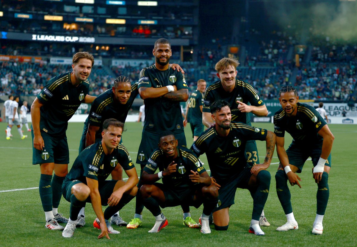 TimbersFC's tweet photo. SQUAAAAAAD🤞🤝 https://t.co/tfF6MHPNV4