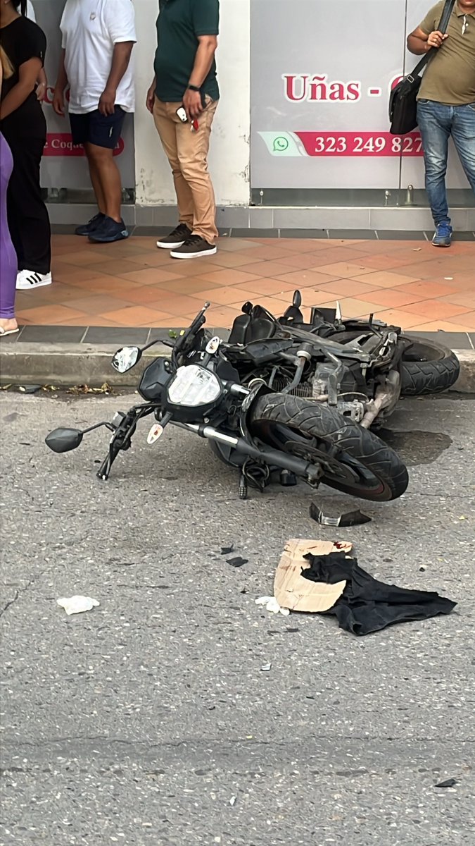 juanecoafa's tweet photo. Estamos buscando con urgencia alguien en la clínica Primavera en Villavicencio o de Sanitas EPS.
Mi sobrino tuvo un accidente y a las 5 pm y parece tiene el fémur fracturado. No le han hecho siquiera curaciones . Dicen q por "posesión presidencial" no hay cirujanos. @Supersalud https://t.co/GaKI9RaPdG