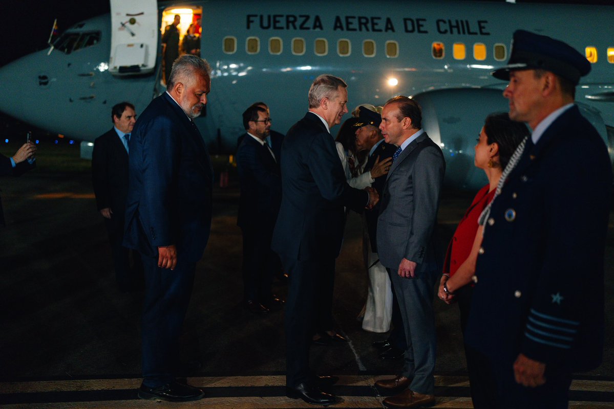 PresidenteKast's tweet photo. Llegamos a Cali para acompañar a Colombia en el cambio de mando de su nuevo Presidente, Abelardo de la Espriella. Chile y Colombia comparten el compromiso de trabajar juntos por la seguridad, el comercio y el desarrollo de nuestros pueblos. Mañana sostendremos una reunión bilateral para avanzar en esa agenda común.