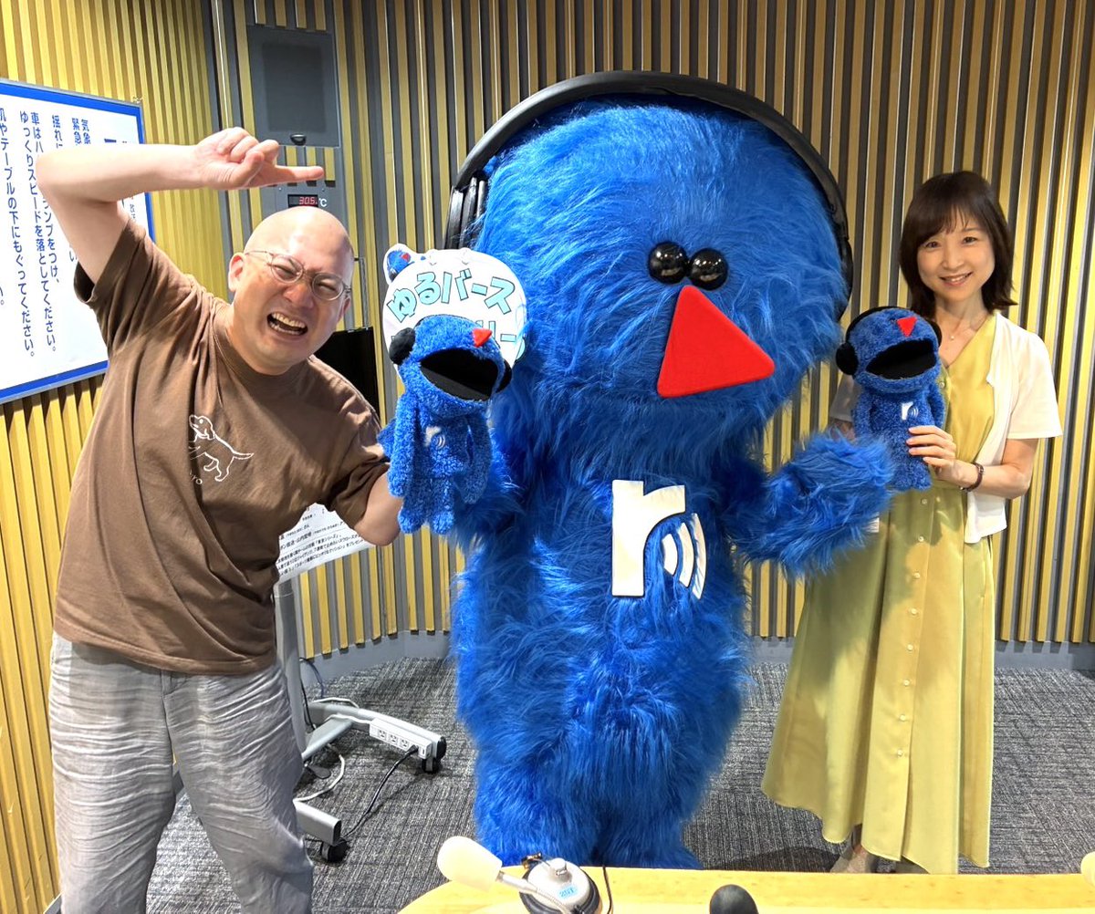 1happy1242's tweet photo. 今週もお聴き頂き
サンキューな❣️(ラジまるふう)

今日は
“ラジまる総裁”が
金曜ハッピーのスタジオに生乱入❣️

「ラジまる」アンバサダー
『春風亭一之輔あなたとハッピー』に
挨拶しに！

#ニッポン放送
#radiko
#ラジまる 
#ゆるバース 
#一之輔ハッピー
#春風亭一之輔
#増山さやか
@radimaru_jp https://t.co/7T1S9gc7hn