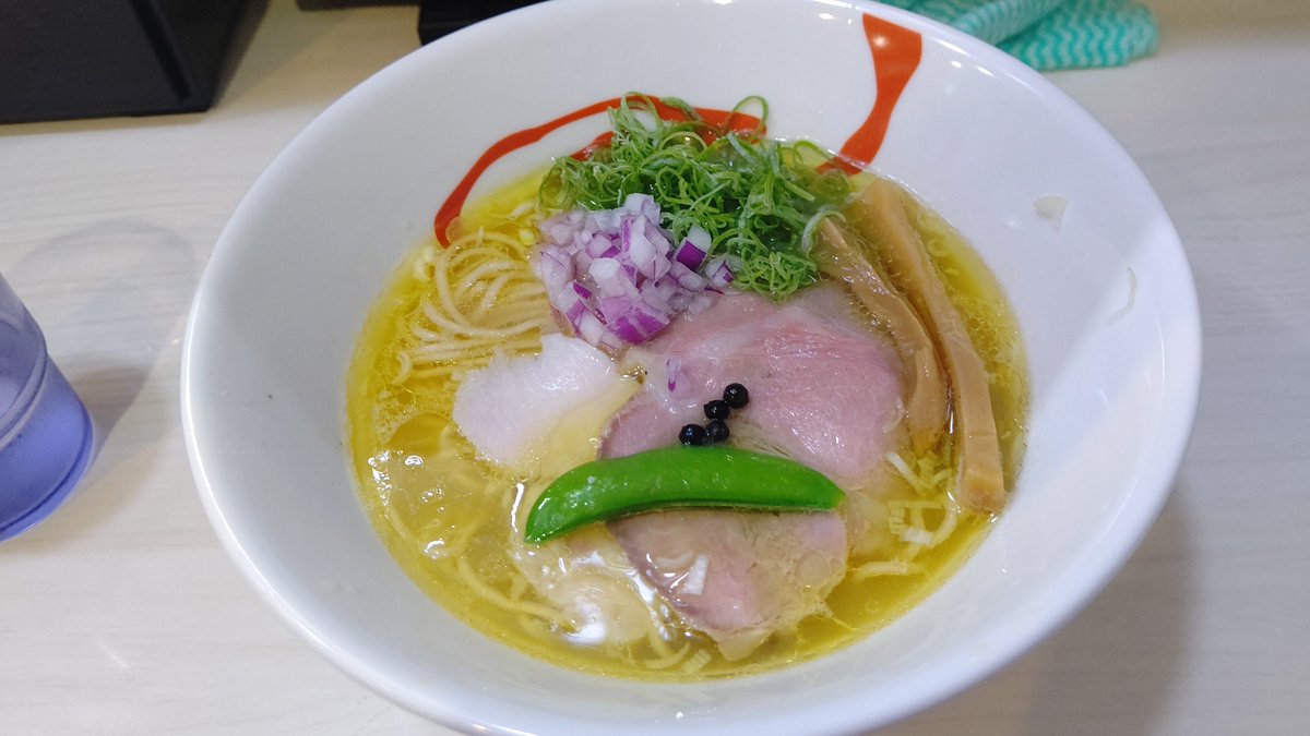 bayhama1981's tweet photo. 横浜市関内
麺や魁星
塩ラーメン
ハマスタ試合帰りに。
白トリュフオイルが効いたまろやかなスープで、割と良き。
麺は食べ進めるうちに相性の乖離？みたいな感覚になり、スープの旨さが際立つ感じに。
醤油だとどうだろ？深夜までやる有難い店だから再訪してみるかな。
#ラーメン https://t.co/LsLPywHMFj