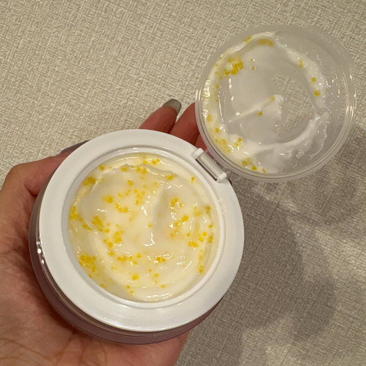 gyozanohitodesu's tweet photo. 【PR】
色々使い分けるの大変って子はダルバのクリーム‼️

お肌に合わせてカスタム・季節問わず使える万能クリーム✨️

ホワイトトリュフ
➞うるおい、ハリケア

ビタトーニング
➞ ハリ・ツヤ、エイジングケア

使い初めてからお肌ぷりんっぷりんになった。 https://t.co/6uR4V6O7m5