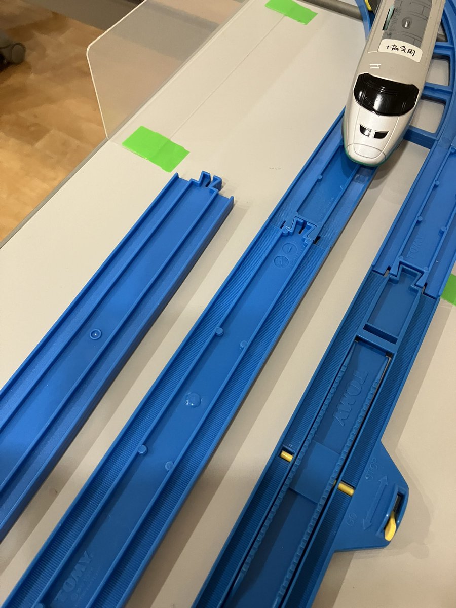 rtsa2026's tweet photo. プラ鉄道信号ゲームのレイアウトの線路はなぜ裏向きなのか。

プラレール通な方ならこう感じたかもしれません。

これは理事長が幼少期から中間にポツポツがある方が表と思い込んでいた、というのもありますが、プラ鉄道信号ゲームでは列車間隔や停車位置までの距離感を掴む必要があるためなのです。 https://t.co/9IvqJ81Yfq