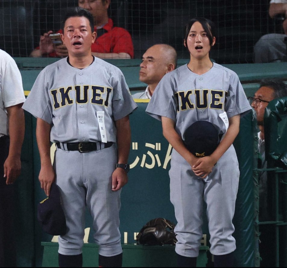 pulsefeed62's tweet photo. 【甲子園】仙台育英初の女子部員、夢の舞台へ――。
記録員として初めて甲子園のベンチ入りを果たした星よつはさん。

須江監督が明かした、彼女を迎え入れるために掲げた「3つの条件」。

①男子にも負けないノックができること
②ExcelなどのPCスキルがあること
③周囲の声や偏見があっても、3年間やり抜く覚悟があること
「初の女子だからこそ、覚悟が必要だった」
その挑戦が、歴史を動かしました。