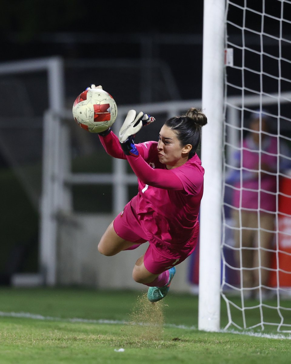 Miseleccionfem's tweet photo. CELESTE 🧤🇲🇽 NADA MÁS QUE DECIR
Una atajada gigante para seguir soñando y terminar conquistando el oro. 🥇🔥

#Sub23 https://t.co/p6g50YBBJL