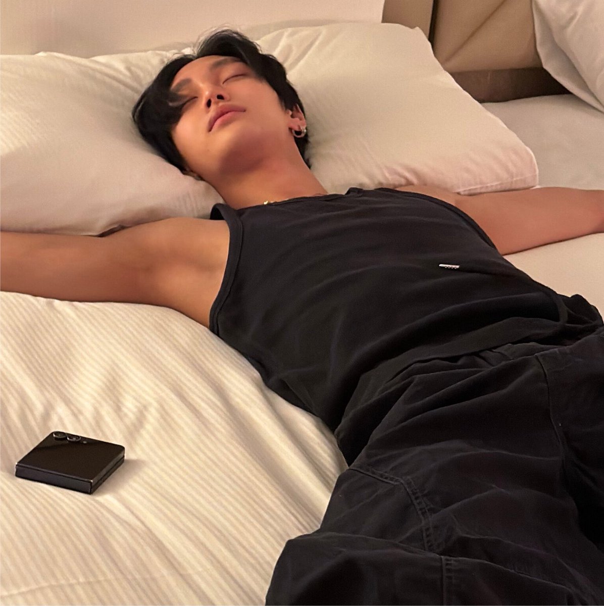 winkkyst's tweet photo. นอนปลอม vs นอนจริง 555555555 https://t.co/jRvgCcNT0K