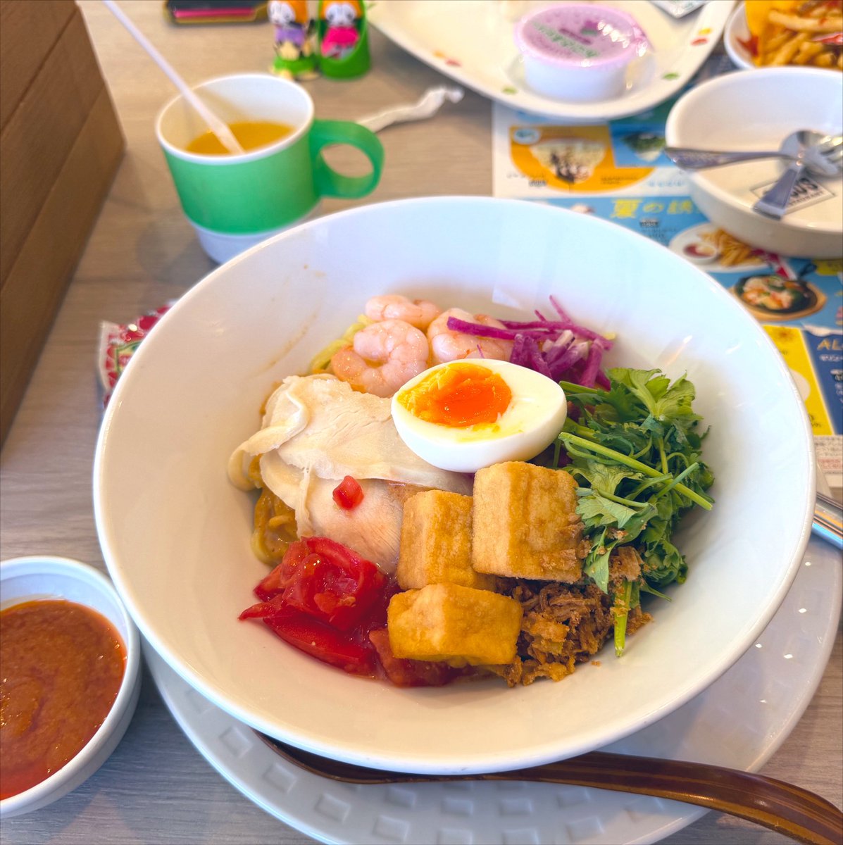 wetallicamp's tweet photo. ココスの冷やしラクサめっちゃ美味かったけど麺が残念やった…。子供の残した🍚投入して最後まで堪能！ https://t.co/SmmcFny1MD