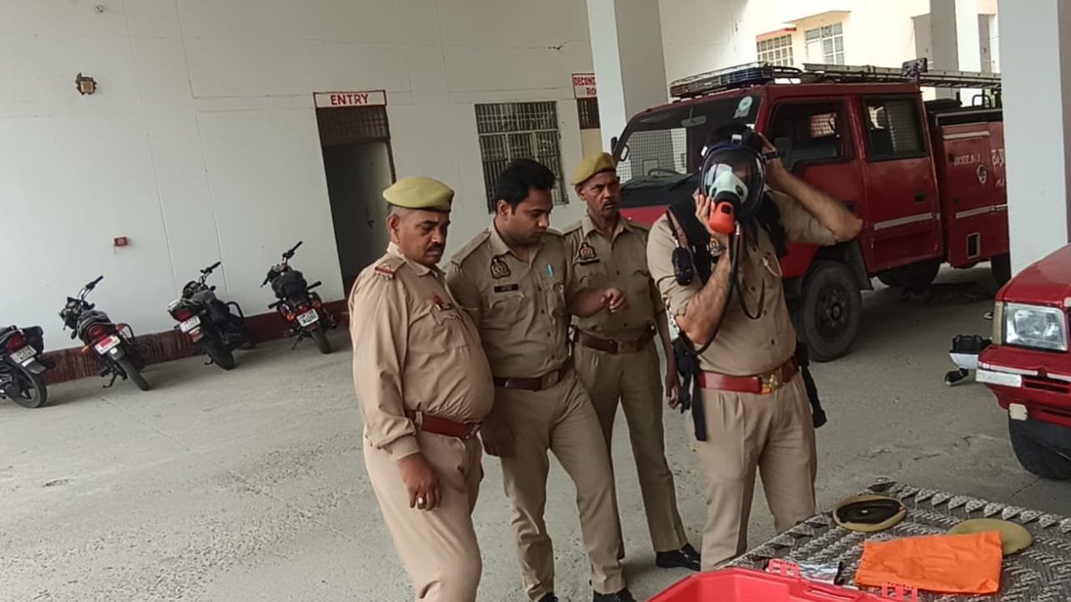 rampurfire's tweet photo. आज दिनांक 07.08.26 को श्रीमान सीएफओ महोदय रामपुर के आदेशानुसार माह के प्रथम शुक्रवार को समस्त फायर स्टेशनों पर बीए से��/अग्निशमन यंत्रों को अग्नि दुर्घटनाओं पर प्रयोग करने सम्बन्धी दिशा निर्देश दिए गए एवम् गाड़ियों में रखे अग्नि सुरक्षा उपकरणों की साफ सफाई कराई गई । https://t.co/45oIyIRb5S