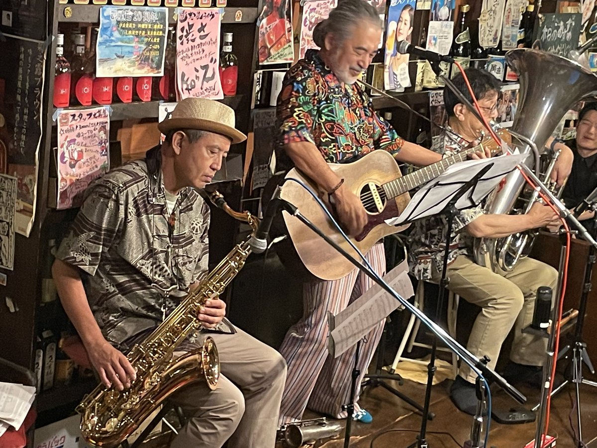 otoyoi_official's tweet photo. やちむん刺激茄子at高円寺抱瓶でした。奈須さん関島さん川口さんトリオは結構久しぶり☀️トロンボーン和田さんが、スケジュールバッティングで出れないと聞いていたのですが、他の現場終わってから駆けつけてくれて、アンコール曲途中で楽器持って入り口から登場！という感じで劇的盛り上がり🔥 https://t.co/Iby6sCTboW