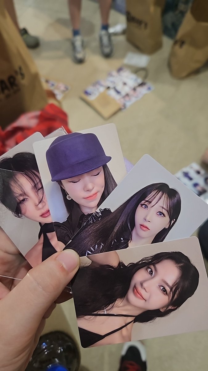 decalslut's tweet photo. Im sorry why is the Purchase Benefit different from the ones we see in your post? 

It doesn't make sense to show us a set of
POBs and then give us another set of POBs that is apparently the moomooshin tshirt photocards sets?

And the staffs said they only have this POB set. https://t.co/iBhyBPWDaj