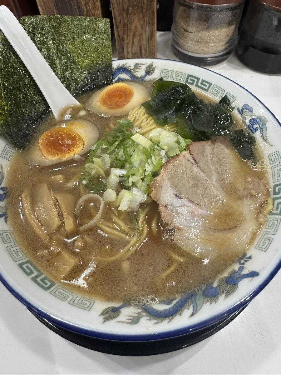 asari_large's tweet photo. 北海道らーめん みそ熊@北千住
旭川醤油らーめん玉子入り😋 https://t.co/Lf3FOxp72x