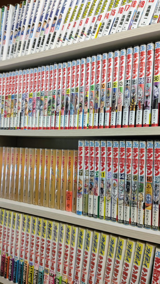 kaz_opera's tweet photo. 100巻を超えても、まだ面白い。そんな漫画は本当にすごいと思います💎

📚漫画7700冊の本棚から
💎長いほど面白い漫画5作品🏆

📕『こちら葛飾区亀有公園前
　　 派出所』
📘『キン肉マン（Ⅱ世含む）』
📕『はじめの一歩』
📘『ジョジョの奇妙な冒険』
📕『ONE PIECE』

詳細はコメント欄で💬 https://t.co/MKAYJyd5kt