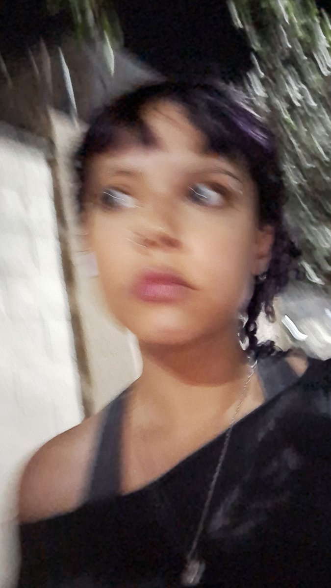 florencianena's tweet photo. eu achei que as fotos tinham saído boas😭😭 https://t.co/9Fj39ofd8E