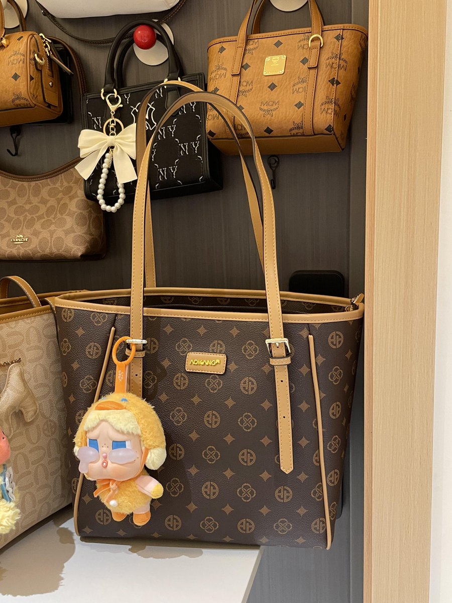 nasdfl's tweet photo. Sharing my nighttime bag essentials Simple cozy and calm Heading to bed now Good night https://t.co/Ousq75epnB