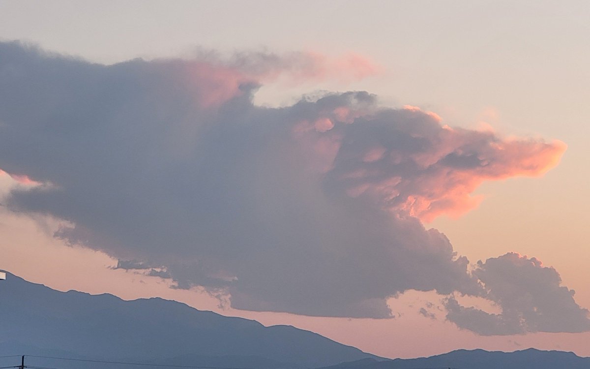 MattBlueThunder's tweet photo. Mini supercell near Pikes Peak at sunset. #cowx #isajoke https://t.co/1qLd82MhFL