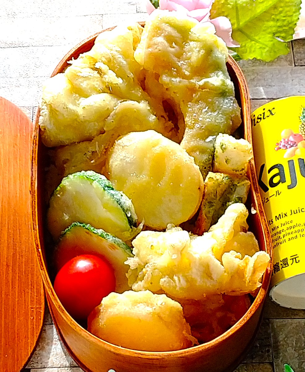 grill_pan's tweet photo. 『ほぼ野菜天丼＆広島で眠くて退屈そうな総理＆冷や汁風ごはん＆角煮おにぎり弁当』

小泉大臣、トマホークミサイルの発射実験を、BGM付けて作って喜んでるけど🤔

トマホークミサイルは攻撃兵器😵

🇺🇸は🇮🇷の小学生を殺すのに使ったけど、自衛隊は何処の誰を殺す🥺

#お弁当
 
https://t.co/MQRn8deJgj https://t.co/fFnb7dWSVu
