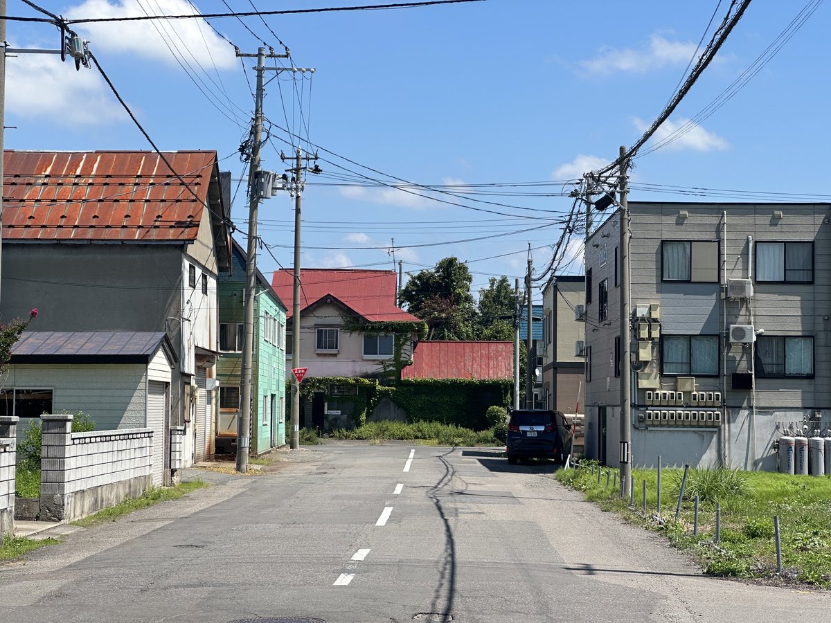rutakebe's tweet photo. 青森県青森市旭町。正面の赤い屋根は元旅館とのこと。転業旅館です。当時の面影はあまり感じません。 https://t.co/ry2xCrxvwM