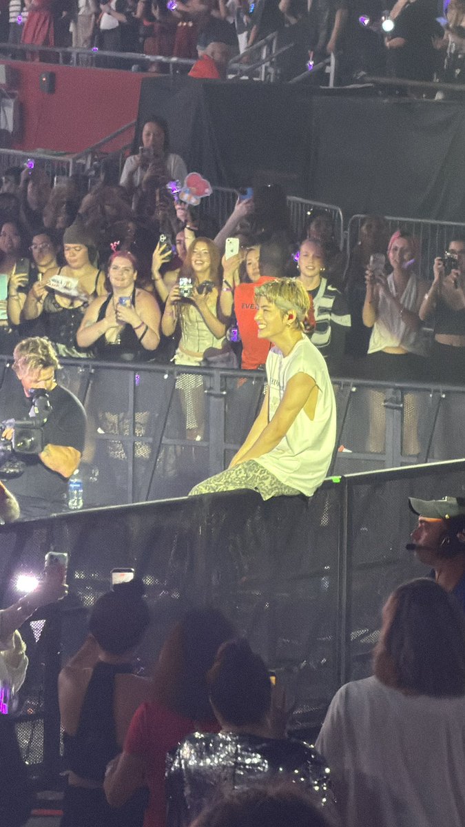 gaylittlehobi's tweet photo. V LITERALLY STEPPED INTO THE CROWD https://t.co/rqhifzcefY