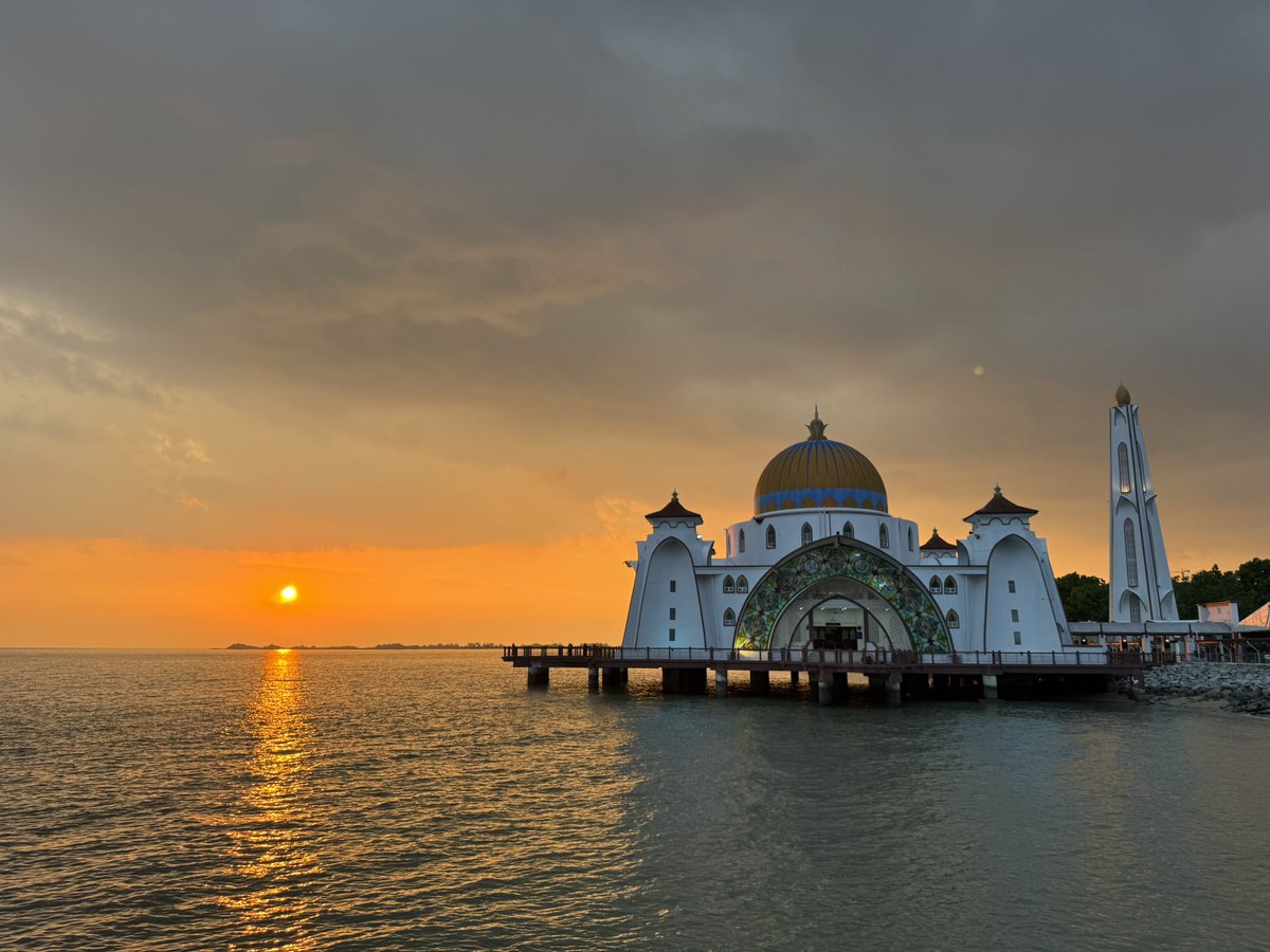 blooming_hea's tweet photo. A Japanese friend invited me to a certain place, and I gladly accepted, so I traveled from Japan to Malacca. To avoid traffic congestion, I chose to take the Malaysian railway. https://t.co/WTlPPRPLXU